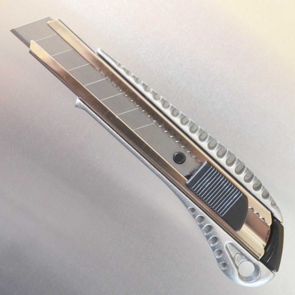 Cuttermesser in stabilem Alu-Gehäuse mit 18 mm breiten Klingen